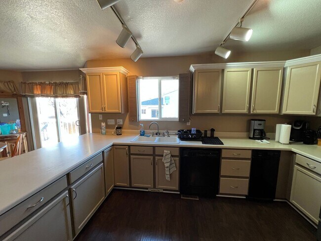 Foto del edificio - Beautiful 4 Bedroom Home In Wolf Creek Available in March!