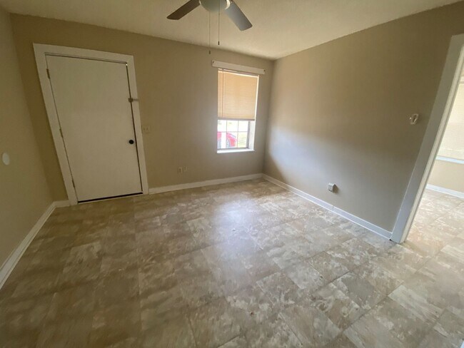 Building Photo - 619/621 E 13th St