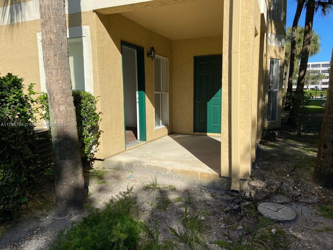 Building Photo - 977 Riverside Dr