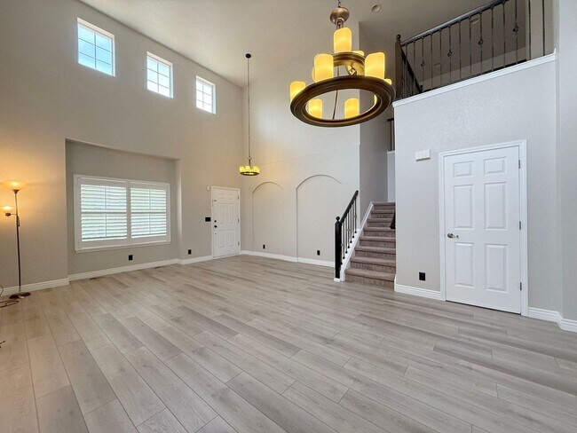 Foto del edificio - Rare Mountain View Gem for Rent in Erie!
