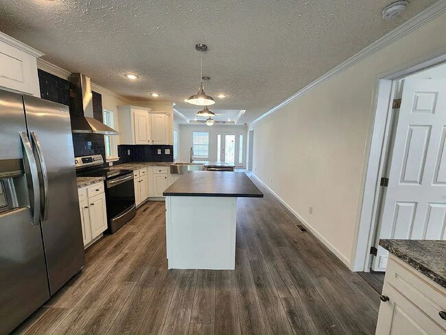 Building Photo - 172 Eland Dr