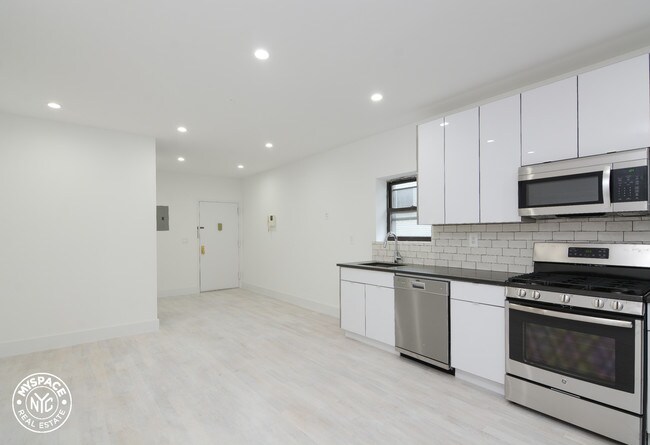 Building Photo - 220 Kosciuszko St