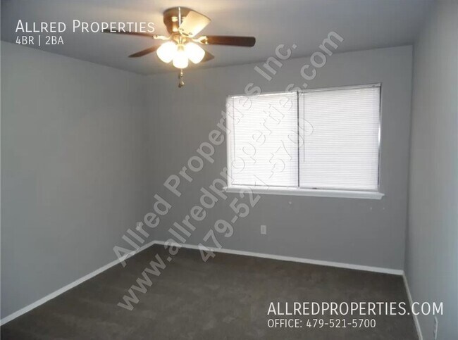 Building Photo - Large Duplex in Fayetteville