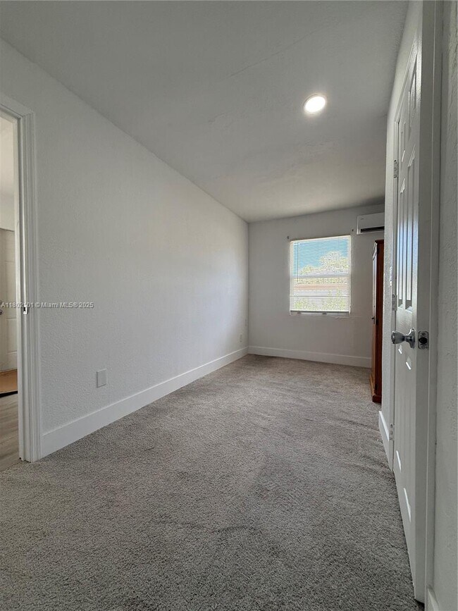 Foto del edificio - 2460 NW 61st St
