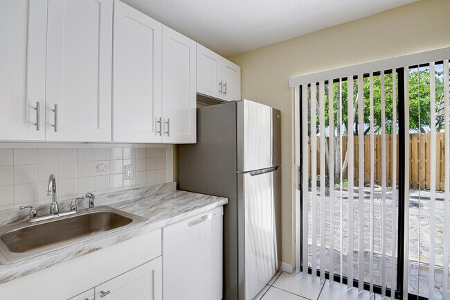 Building Photo - 145 Lake Arbor Dr