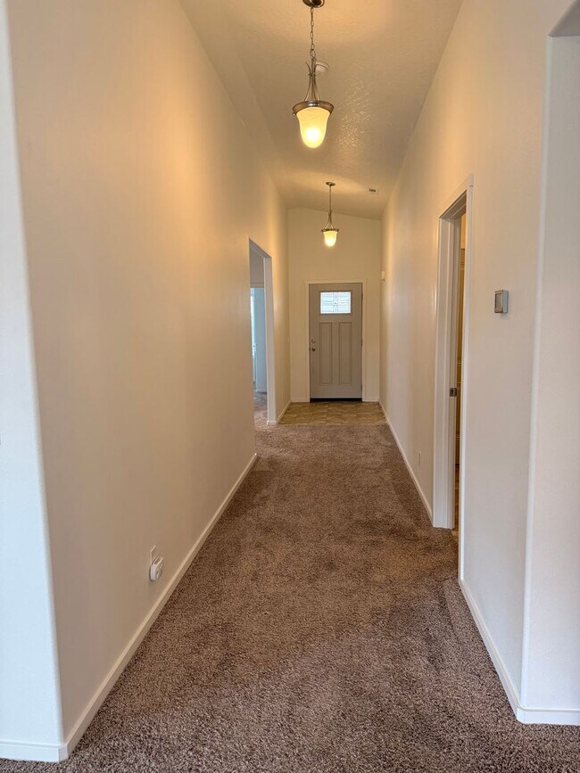 Building Photo - Beautiful Home in Montrose Community!