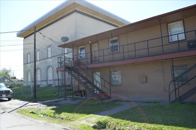 Building Photo - 504 Crown St