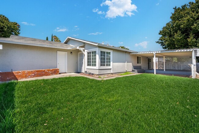 Building Photo - 1821 Alamo Dr
