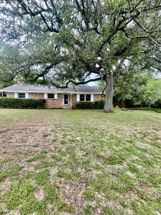 Building Photo - 3310 MacArthur Dr
