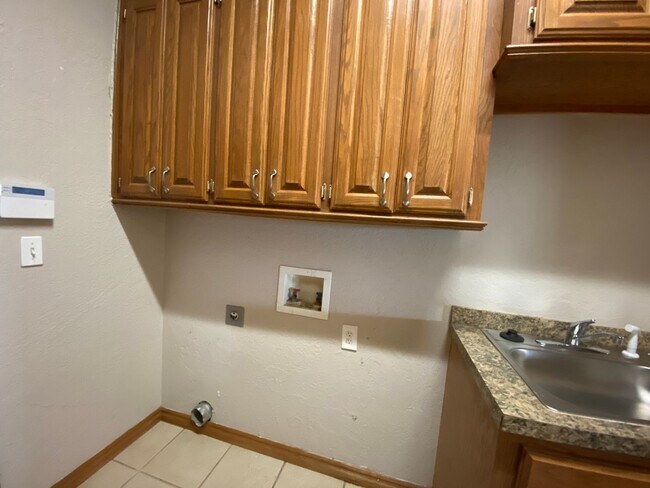Building Photo - 3 Bedroom 2 bath 3 Car Garage with Office!...