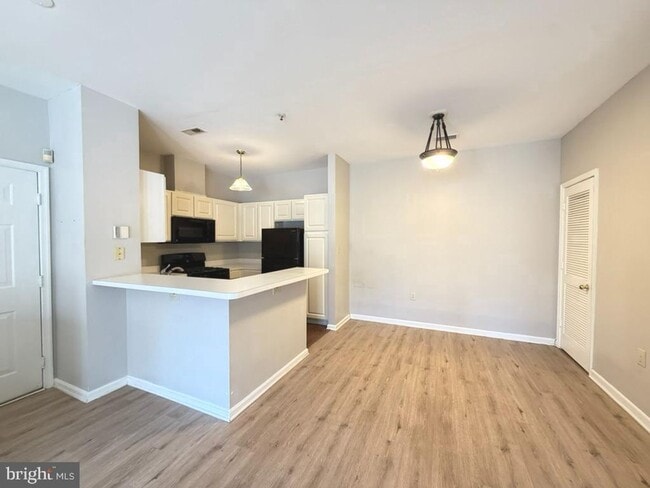 Building Photo - Beautiful 2bd 1bth private patio-level condo in New Town with a peaceful wooded view!