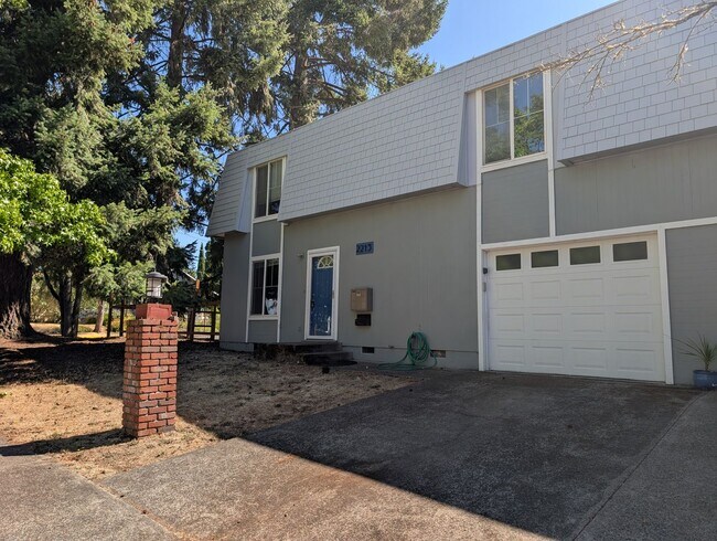 Foto del edificio - 3 Bedroom, 2.5 Bathroom 2-Story Duplex Wit...