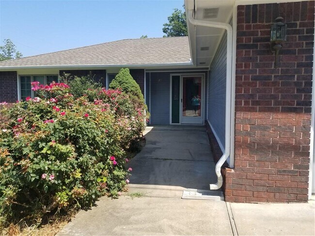 Building Photo - 18 Westbury Dr