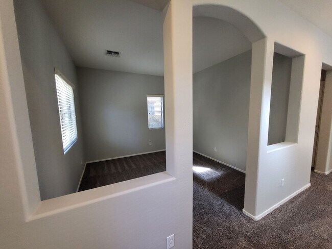 Foto del edificio - CHARMING HOUSE, READY TO RENT!