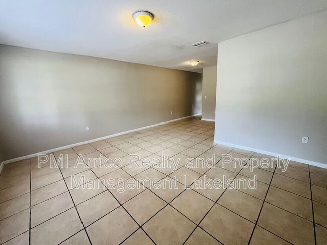 Building Photo - 1031 Crestview Ave