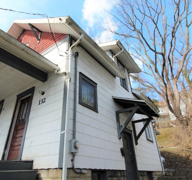 Building Photo - 3 FREE City Blue Curb Passes- 3 Bed/1 Bath Home located close to Sunnyside and Downtown Campus- A...
