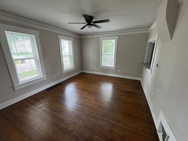 Building Photo - FABULOUS!!! BARRINGTON Downtown location