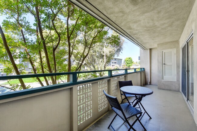 1x1 Spacious Balcony - Fayette Arms Apartments