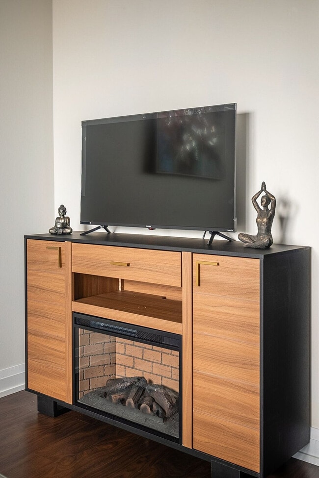 Building Photo - 4698 Yonge St