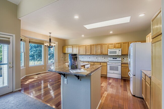 Foto del edificio - Spacious 4-Bedroom Home in Parker’s Desira...