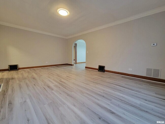 Foto del edificio - 2807 N Dechman Ave