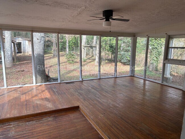 Foto del edificio - 1313 Oakdale Dr