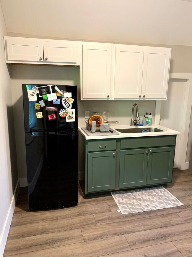 Building Photo - Modern 1 Bedroom Upstairs Apartment in Mad...
