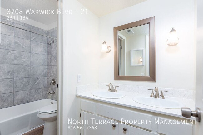 Building Photo - Updated 2BR in Hyde Park with W/D and Balcony