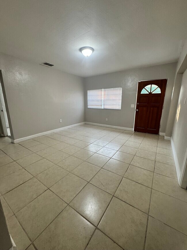 Foto del edificio - 1605 E Maple Ave