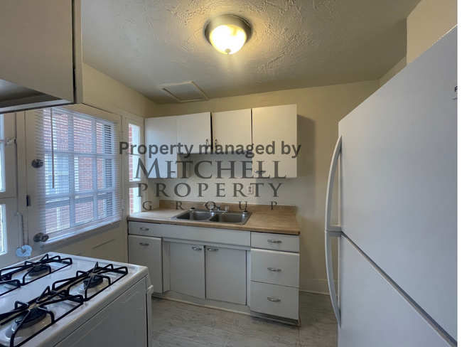 Building Photo - Cute 2 bed 1 bath you don't want to miss!