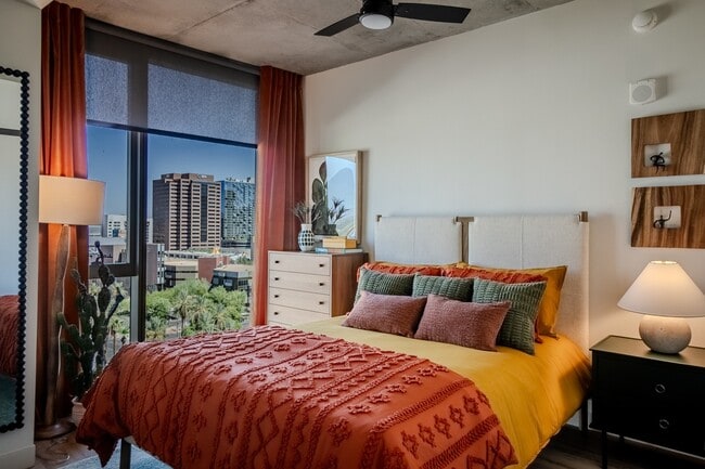 Building Photo - Sol Modern