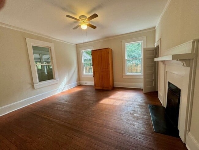 Building Photo - THREE BEDROOM, TWO BATH