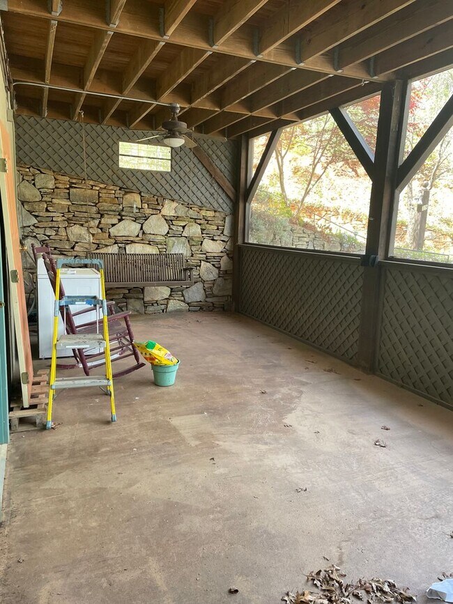 Building Photo - Black Mountain Rental