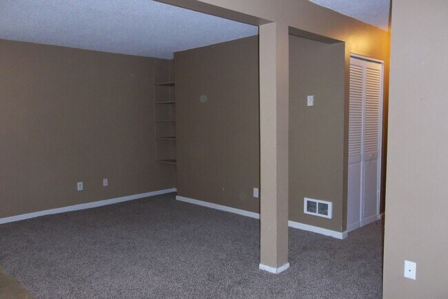 Building Photo - Charming Ground-Level Apartment in the Hea...