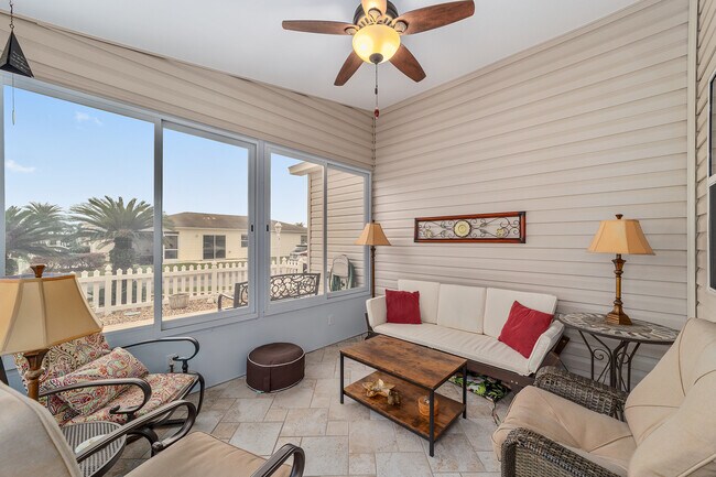 Porche delantero cubierto y cómodamente amueblado - 790 Blake Ln