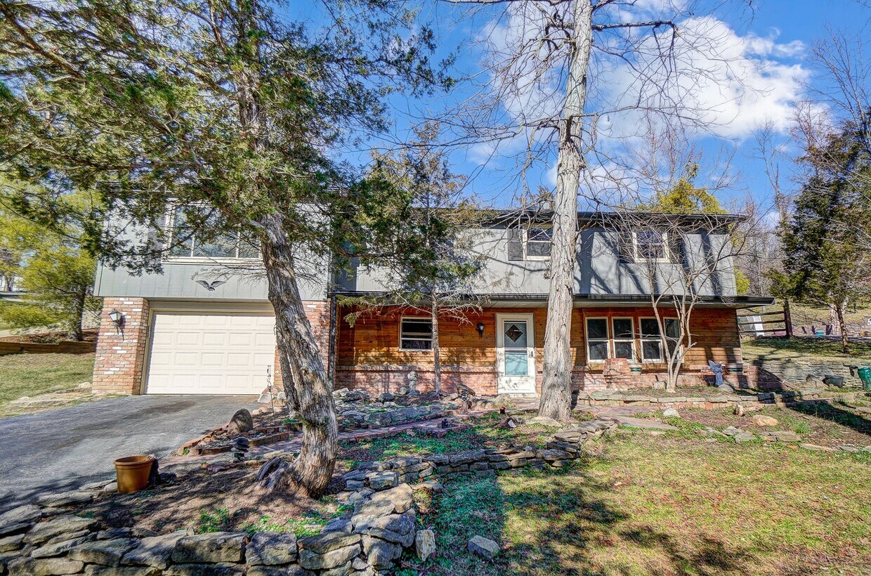 Primary Photo - Charming 4 bedroom with a yard