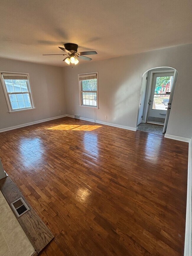 Building Photo - RENT REDUCED for 2025-2026!!! Beautiful 6 bedroom, 2 bath house just south of downtown Iowa City