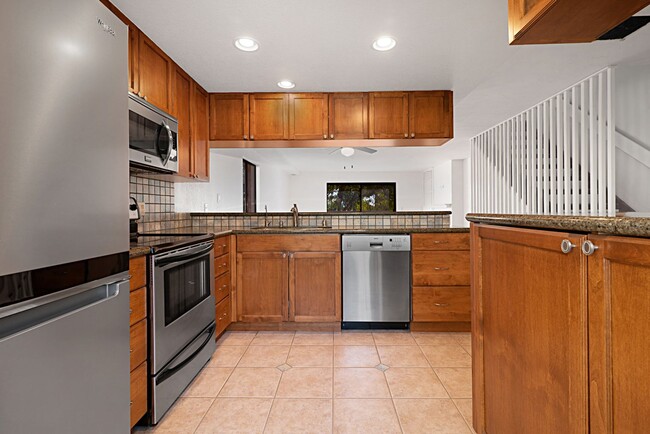 Building Photo - Rarely available Clairemont 3-story end un...