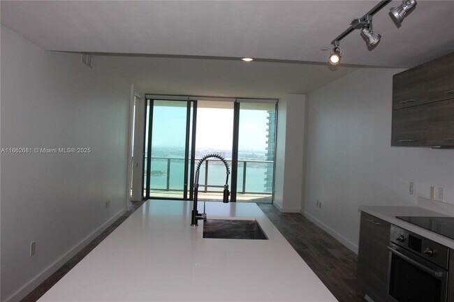 Foto del edificio - 650 NE 32nd St