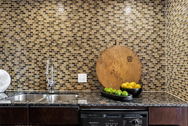 Foto del edificio - 2200 Dickson Dr