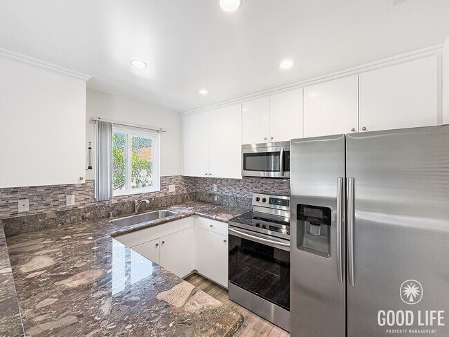 Building Photo - Upgraded 2-Bed, 2-Bath Retreat with Balcon...