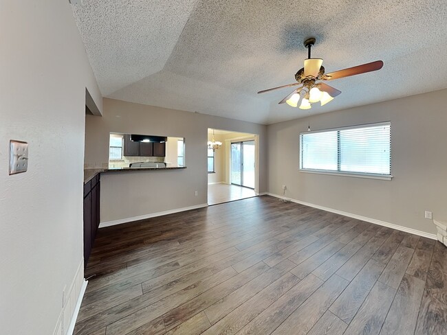 Foto del edificio - 445 Hillside Dr