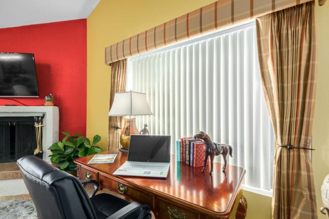 Foto del edificio - 25609 Forest Rd