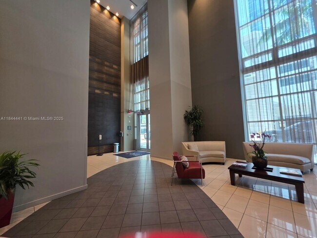 Foto del edificio - 300 S Biscayne Blvd