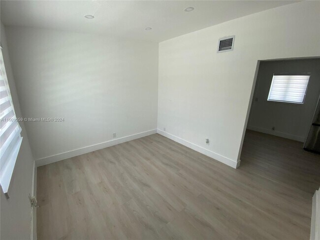Foto del edificio - 1170 NW 25th St