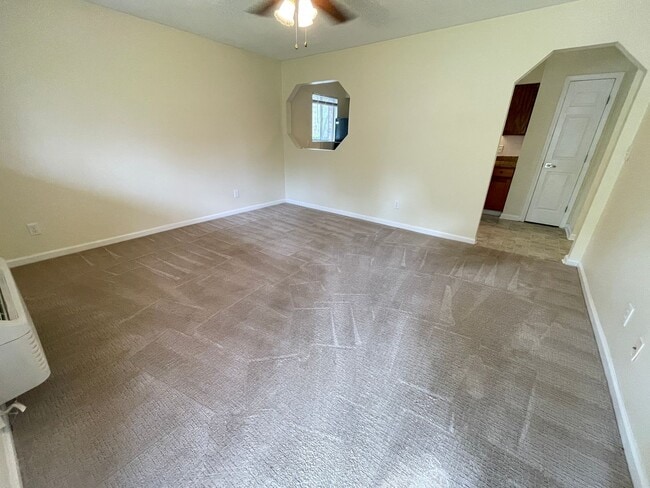 Building Photo - One bedroom End-Unit in quiet Camelot Vill...