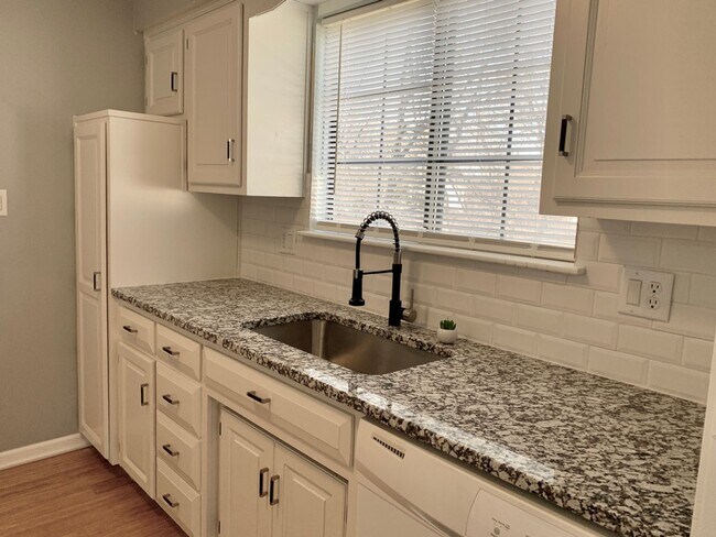 Foto del edificio - Beautifully Updated 2 Bedroom Townhouse for Rent