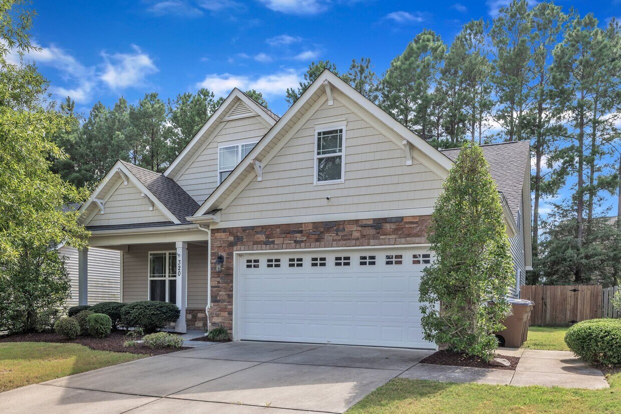 Foto principal - 4 Bedroom Home with 2 Car Garage & Fenced ...
