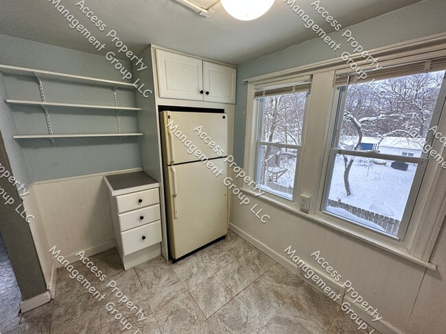 Building Photo - NW Side Upper Duplex 2 Bedroom Unit