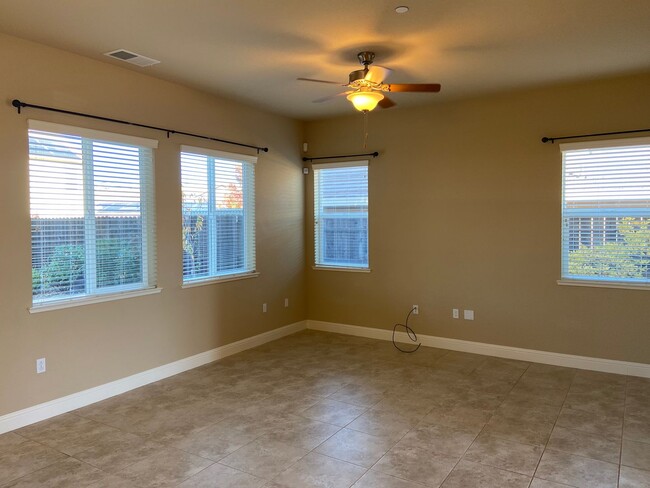 Foto del edificio - Empire Ranch - 4 Bdrm, 3 bath